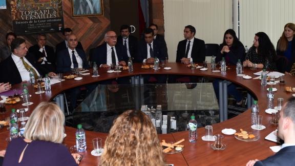 Bakan Avcı, Türkiye´nin Paris Büyükelçiliği´nde öğretmenlerle bir araya geldi
