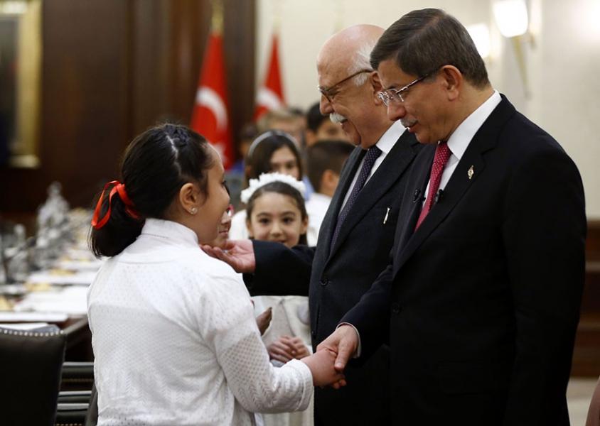 Başbakan Davutoğlu, Bakan Avcı ve beraberindeki çocukları kabul etti