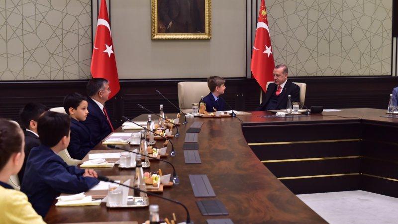 Cumhurbaşkanı Erdoğan, 23 Nisan dolayısıyla Bakan Yılmaz ve beraberindeki çocukları kabul etti