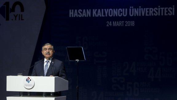 Bakan Yılmaz, HKÜ Akademik Ödül Töreni’ne katıldı
